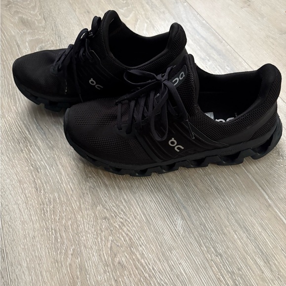 On Running women’s Black Athletic Shoes - Picture 3 of 5